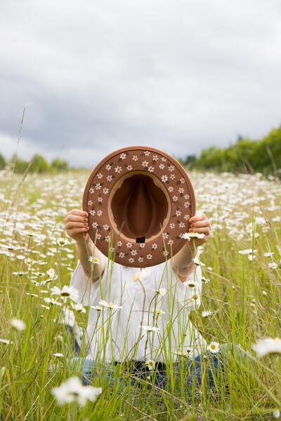 How to Paint a Fabric Hat with Daisies